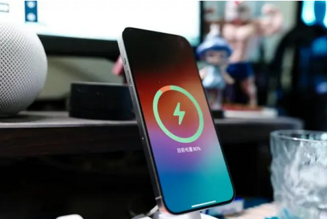 西湖苹果15换屏服务分享用什么充电器给iPhone15充电更好 
